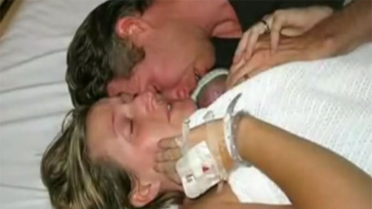 Une mère donne naissance à un bébé prématuré de 27 semaines déclaré mort après 20 mn de soins intensifs. La maman a mis son enfant contre elle, lui a parlé et l'a caressé durant 2 heures au bout desquelles l'enfant a repris vie. Un miracle. 
