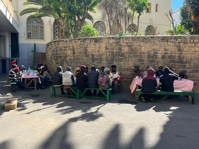 Des migrants subsahariens en train de prendre leur petit-déjeuner offert par le Collectif Casa Lumière.