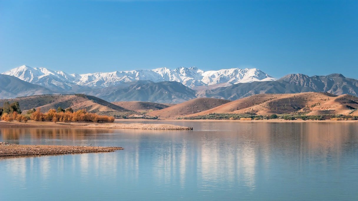 Barrage de Lalla Takerkoust (à 40 km de Marrakech). Ce lac artificiel, construit entre 1929 et 1935, s’étend sur 7 km, irrigue la plaine du Haouz et fournit Marrakech en électricité. La zaouïa de Lalla Takerkoust a été recouverte par l'eau de ce barrage.
 
