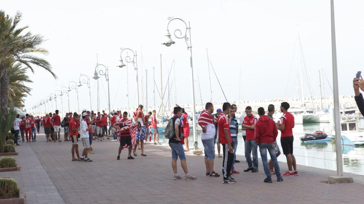 Les supporters du WAC déferlent également sur les arcanes de la marina. 
