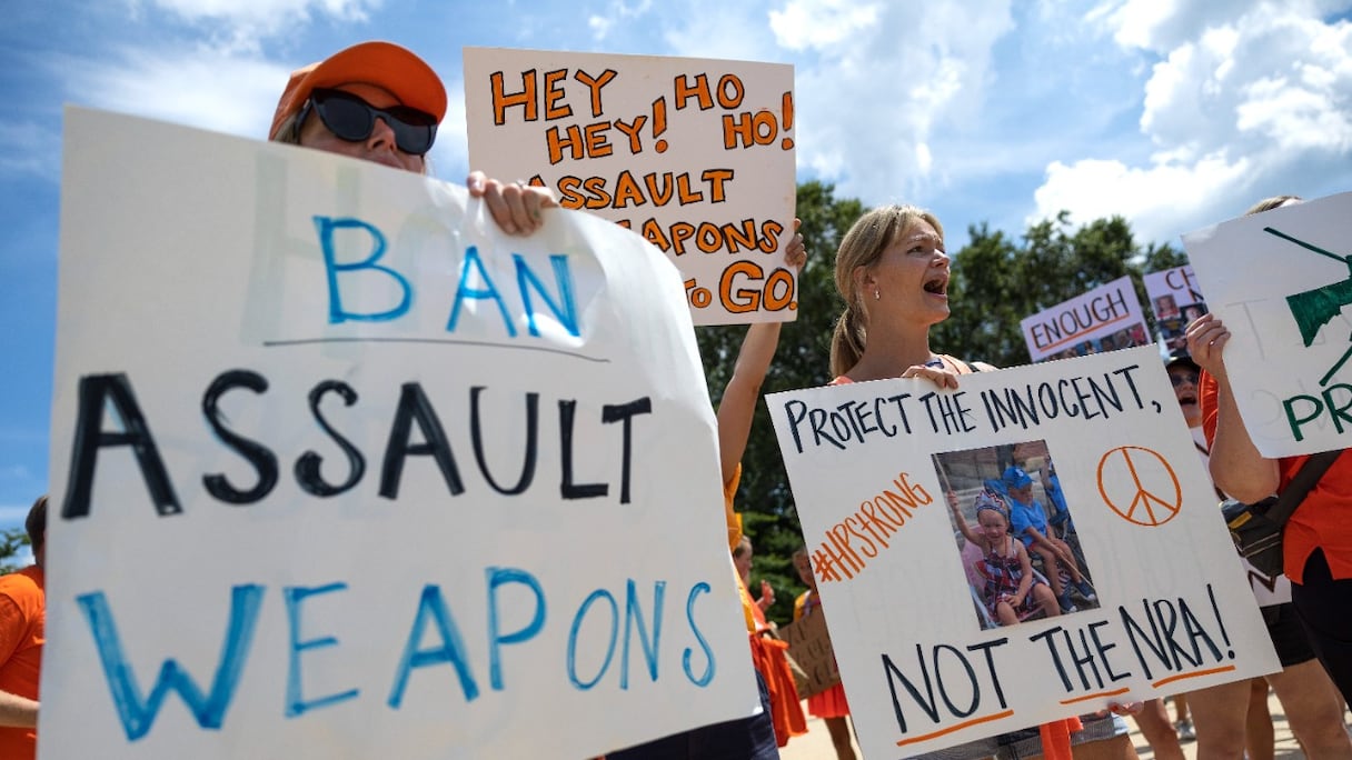 Des militants pour le contrôle des armes à feu manifestent près du Capitole, pour demander une interdiction fédérale des armes d'assaut, le 13 juillet 2022, à Washington.
