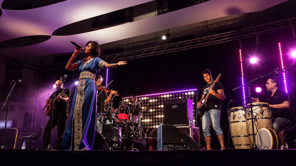 La chanteuse à la voix d'or Tifyur a rendu hommage à la poésie amazighe
