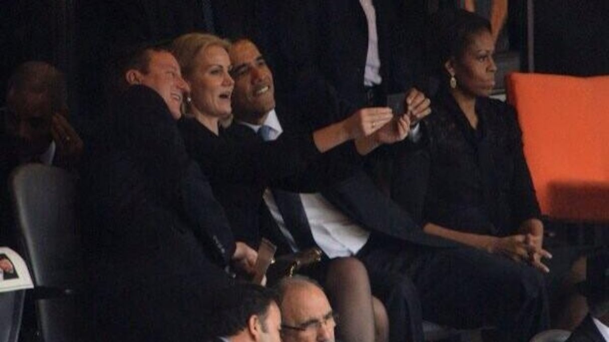 Helle Thorning-Schmidt profite de cette rencontre pour prendre une photo souvenir avec le premier ministre britannique, David Cameron, et Barack Obama.
