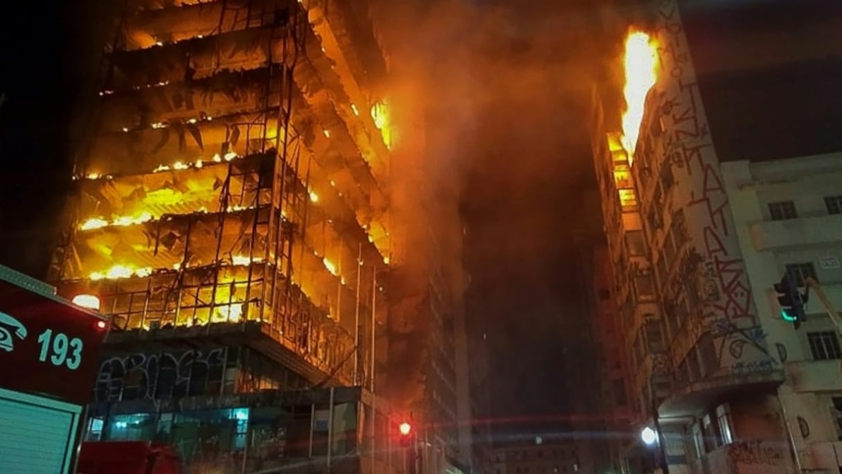 Photographie fournie par le service des pompiers de Sao Paulo le 1er mai 2018 montrant une tour de la ville en proie aux flammes.
