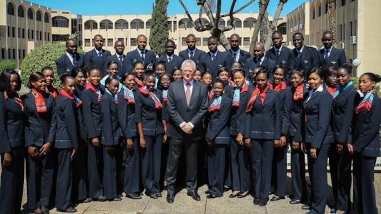 Driss Benhima, PDG de la RAM, avec les premières recrues originaires de l'Afrique subsaharienne.
