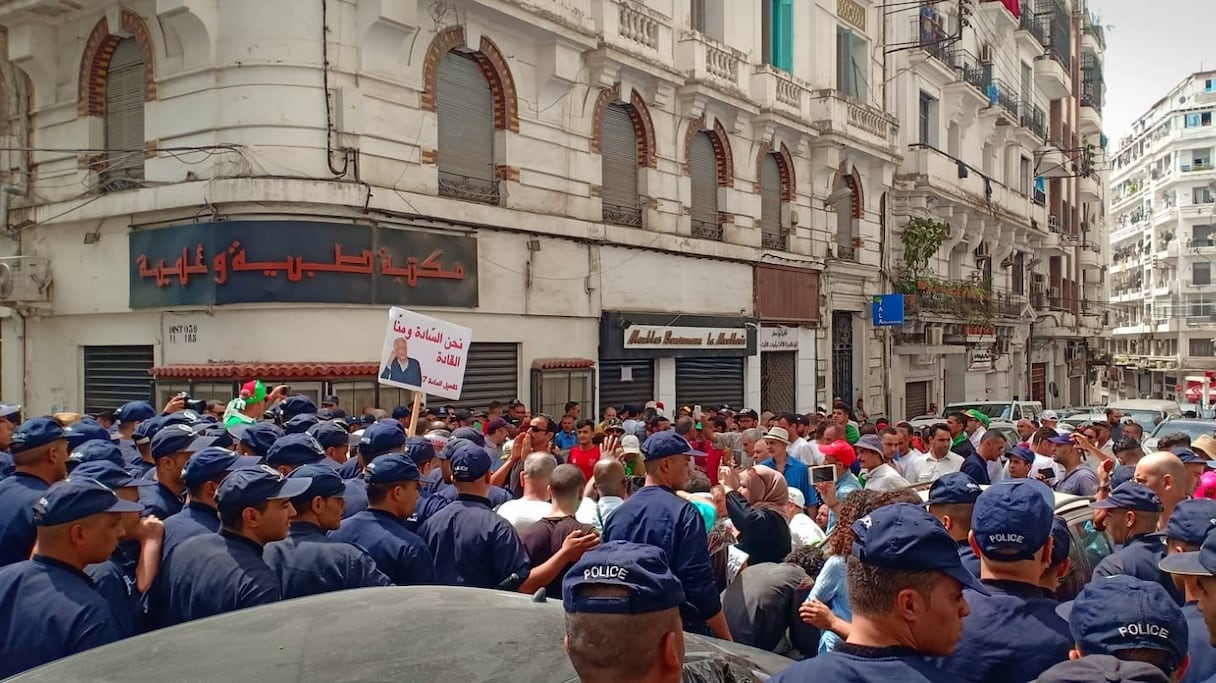 Aux environs de la Grande Poste, des centaines de policiers en civil et en uniforme sont déployés et des milliers d'autres sont visibles dans le centre-ville.
