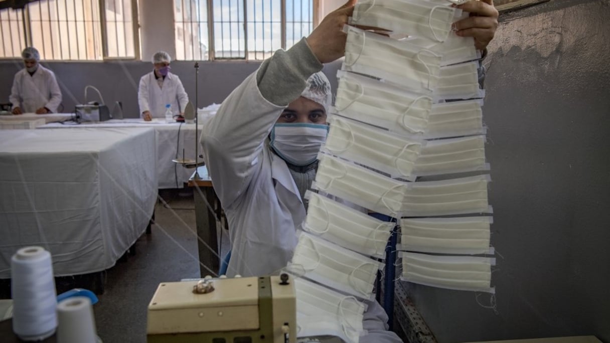 Une unité de production de masques de protection contre le coronavirus à la prison Oukacha de Casablanca.
