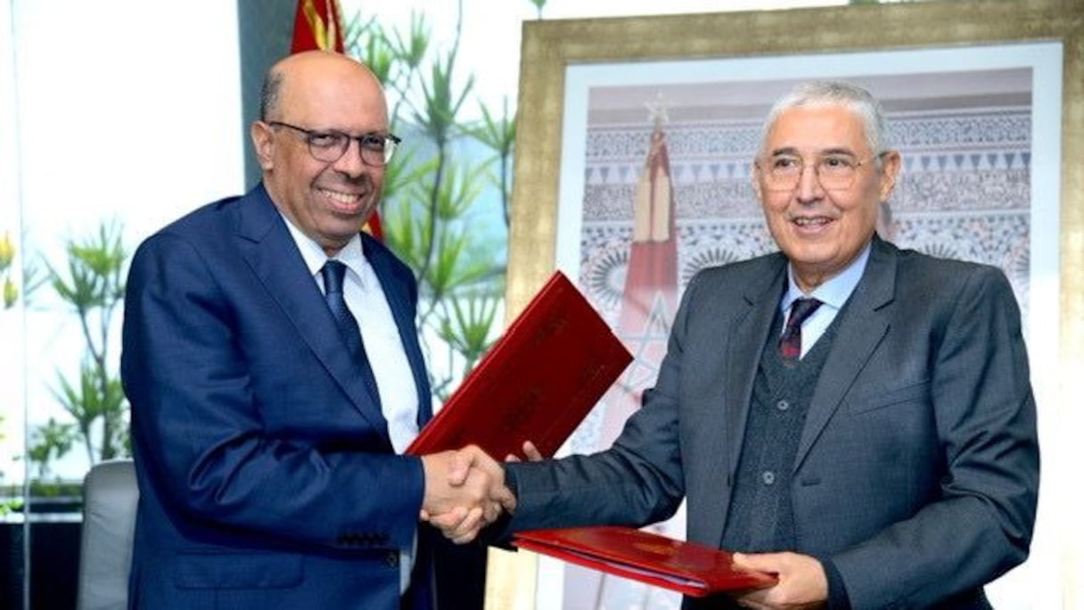 Mohamed El Kettani, PDG du groupe Attijariwafa bank, et Noureddine Boutayeb, président du directoire du groupe Crédit Agricole du Maroc, à l'issue de la signature d'un accord engageant les deux groupes bancaires, le 12 décembre 2022, à Casablanca. 
