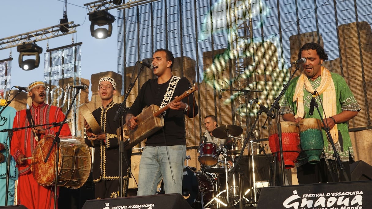 La soirée commence avec un hommage au Maaâlem Abderrahmane Paco par Moulay Taher et Paco Ghiwane
