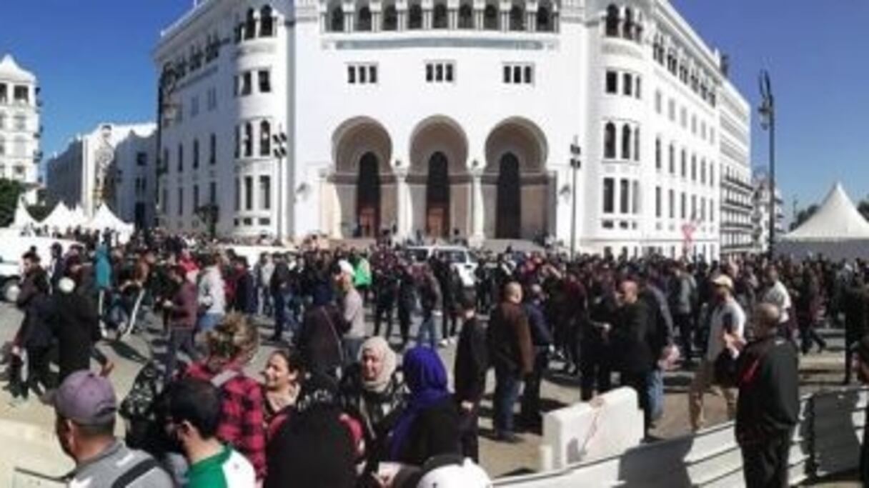 Des milliers d'Algériens manifestent contre un 5e mandat de Bouteflika.
