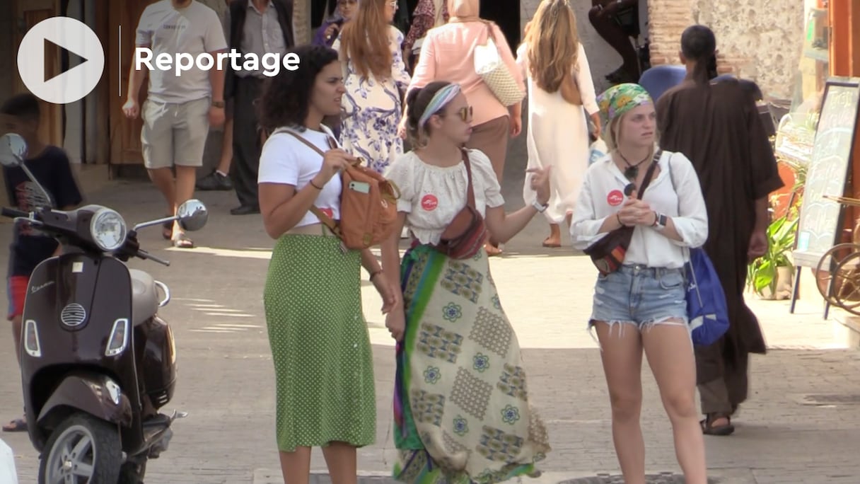 Grâce à la réhabilitation de plusieurs sites historiques, les touristes étrangers sont de plus en plus nombreux à visiter Tanger, comme ces touristes ukrainiennes.
