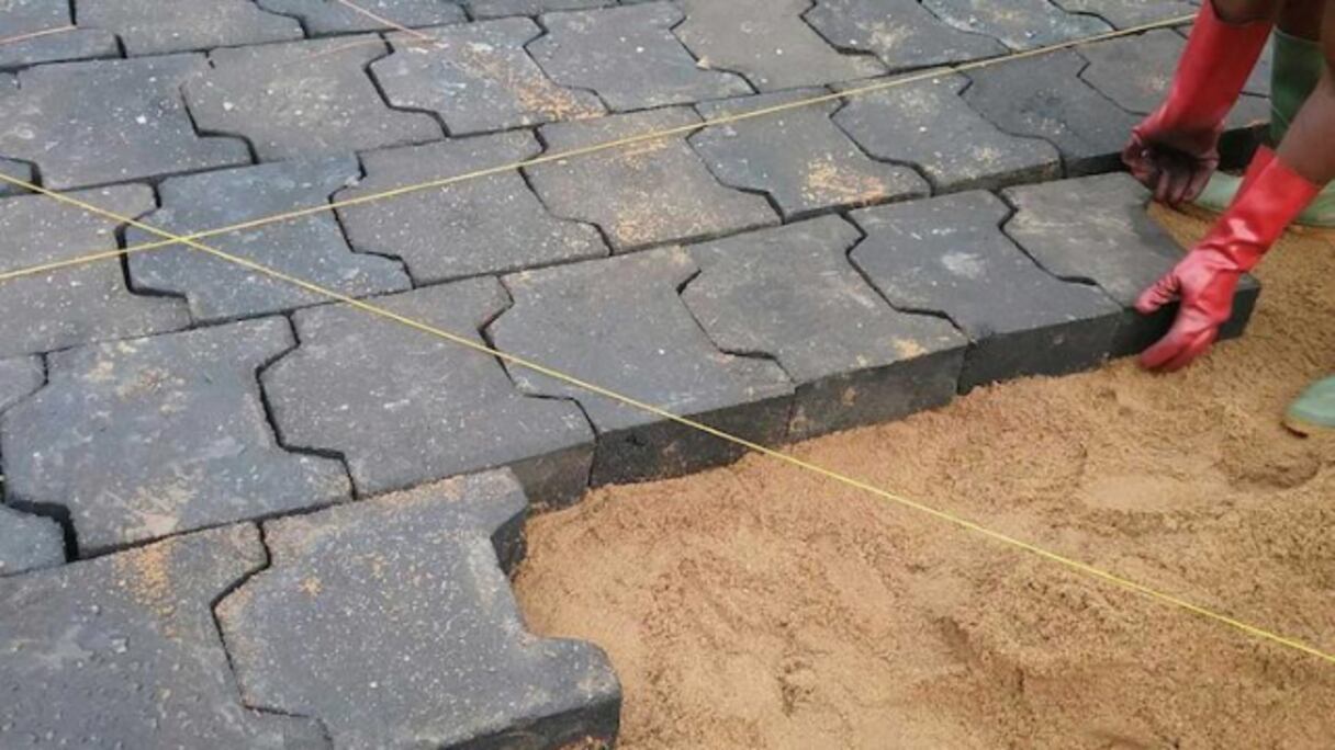 Des travaux de pose de dalles.