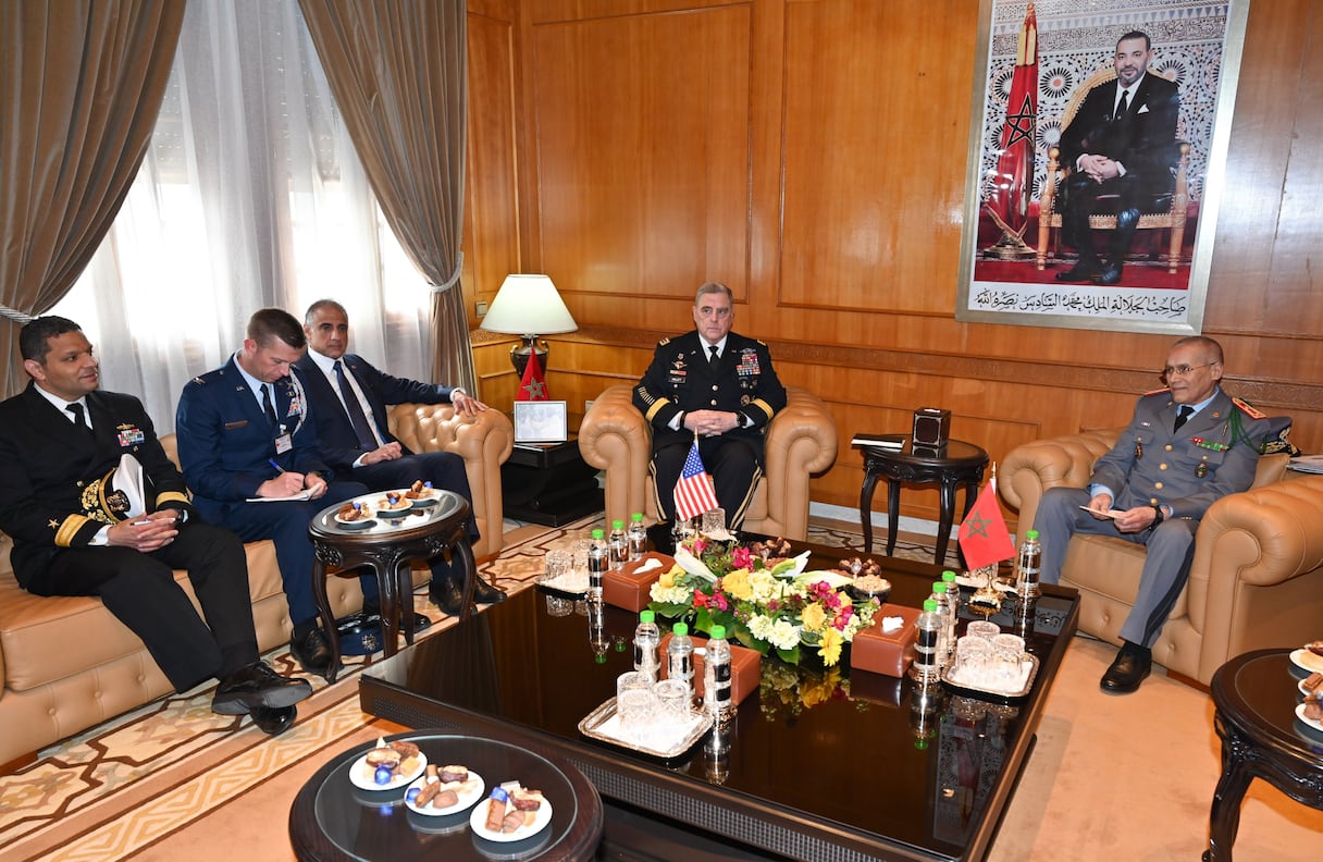 Le Chef d’État-Major des Armées des États-Unis d’Amérique, le Général d’Armée Mark Milley avec le Général de Corps d’Armée, Inspecteur Général des FAR et Commandant la Zone Sud, Belkhir El Farouk.