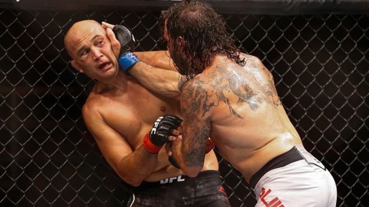 De face, le combattant UFC BJ Penn.
