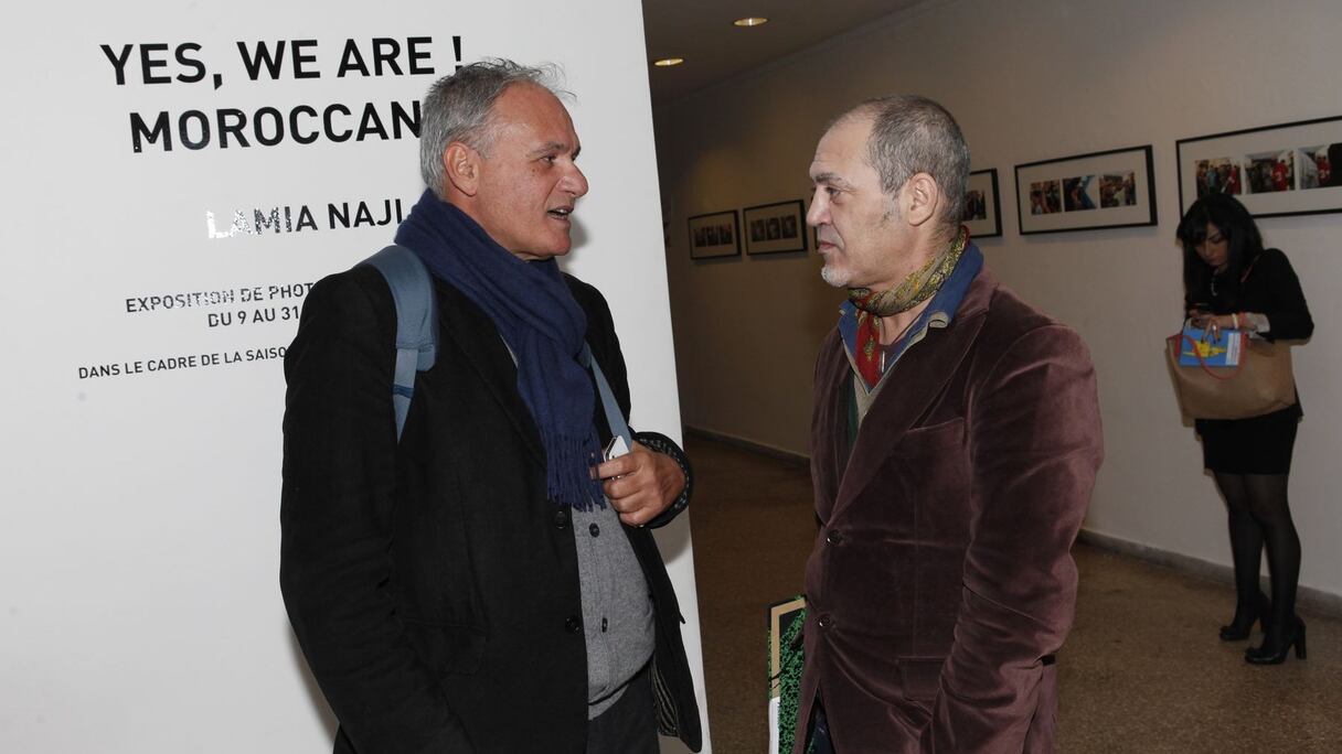 Vincent Melilli, directeur de l’Ecole supérieure des arts visuels de Marrakech, et le critique d'art, Jamal Boushaba, ravis de (re)découvrir le travail de Lamia Naji.
