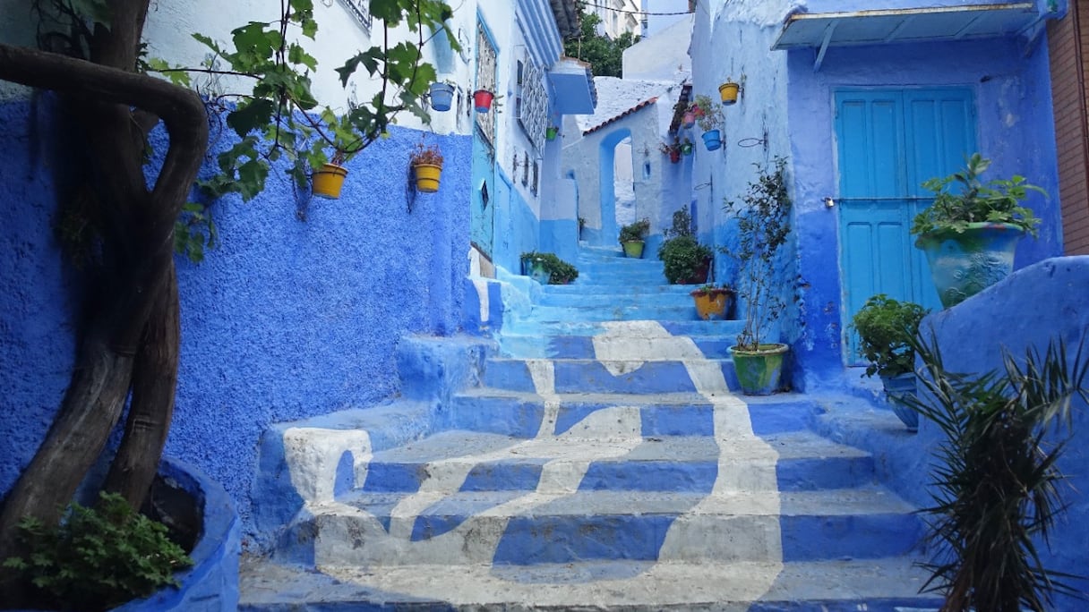 Une ruelle escarpée peinte dans le bleu traditionnel de la ville de Chefchaouen, dans le nord du Rif, le 21 juin 2017.
