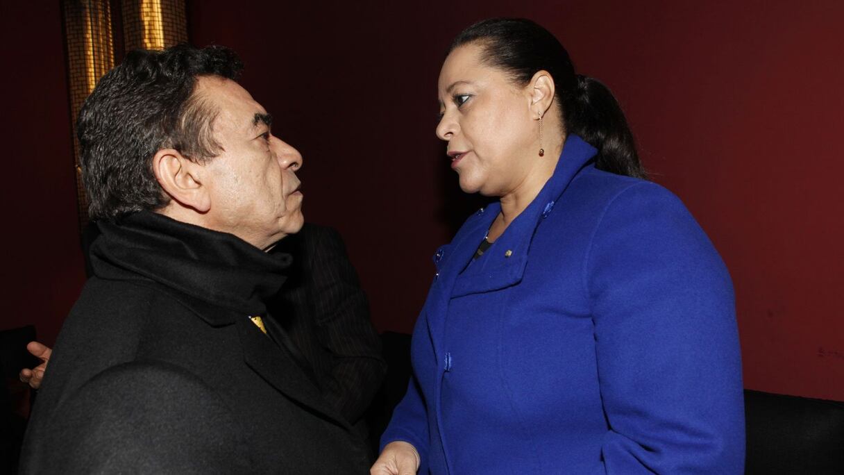 El Ouafa et Miriem Bensalah, présidente de la CGEM, l'air très sérieux, font le point sur les rapports entre le gouvernement et le patronat.
