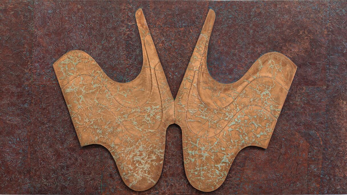 FARID BELKAHIA (1934-2014). COMPOSITION. Bas-relief en cuivre. Plaque de l’artiste en bas à droite. 105 x 209 x 28 cm
