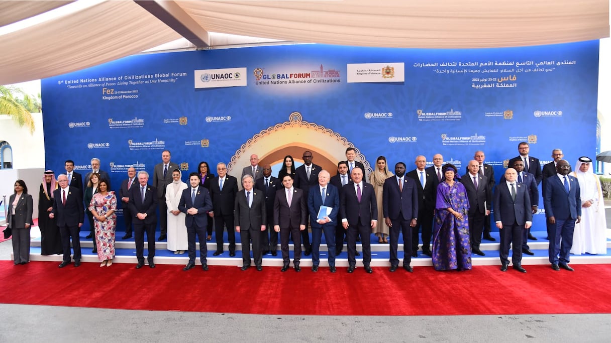 Les principaux intervenants et participants au Forum de l’Alliance des civilisations posent pour une photo de famille, à l'issue de l'organisation de cette manifestation qui a eu lieu les 22 et 23 novembre 2022, à Fès.
