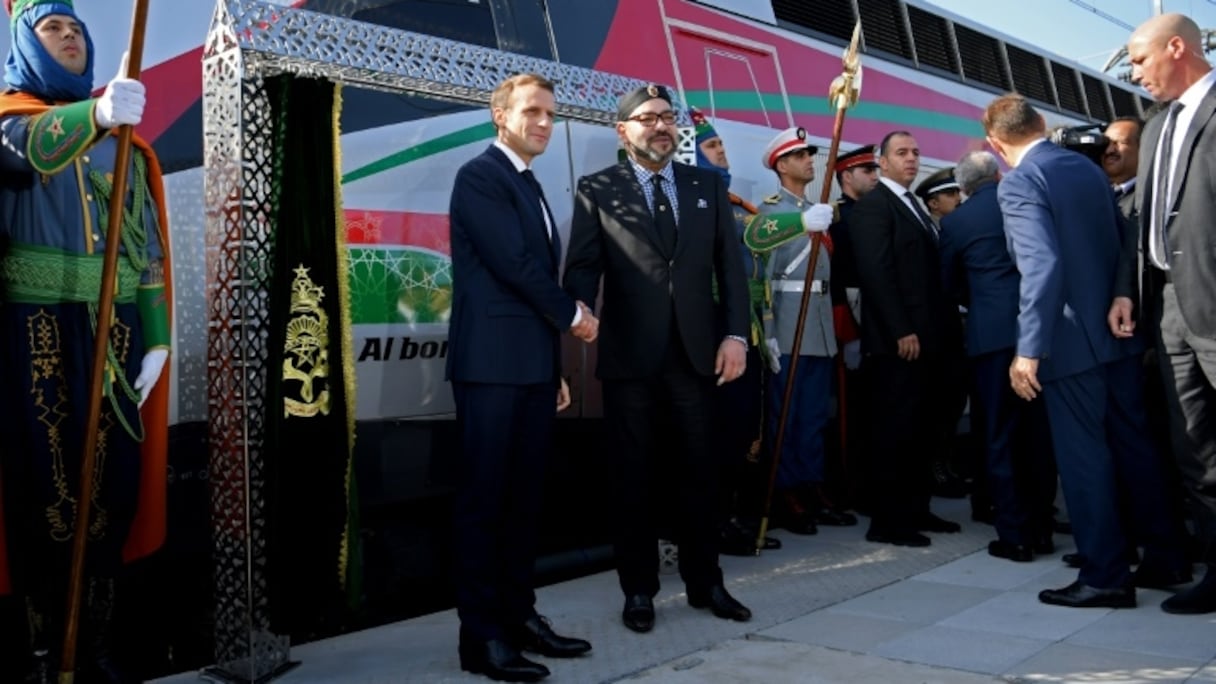 Le roi du Maroc Mohammed VI et le président français Emmanuel Macron inaugurent le premier train à grande vitesse du royaume, le 15 novembre 2018 à Rabat.
