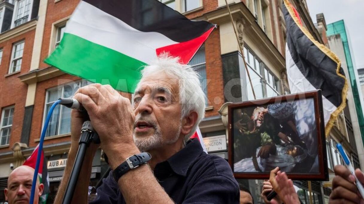 ... Participant à l'explosion aberrante de crises de citoyenneté. Glyn Secker s'est joint, le 11 juillet, à la grande manifestation de londres, pour dénoncer la politique de l'ambassadeur d'Israël. Une belle manifestation où les londonniens sont sortis main dans la main.
