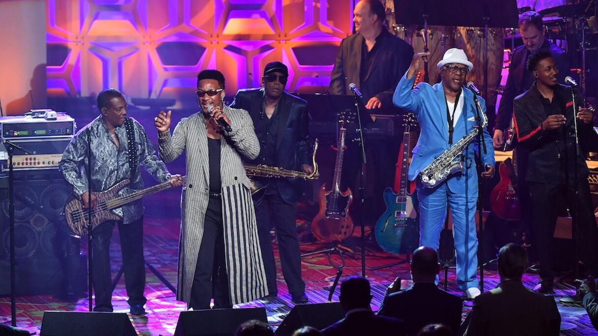 Dennis "Dee Tee" Thomas (ici à droite, lors d'un concert à New York en 2018), co-fondateur du légendaire groupe de funk Kool & the Gang, est décédé le 7 août 2021 à l'âge de 70 ans.