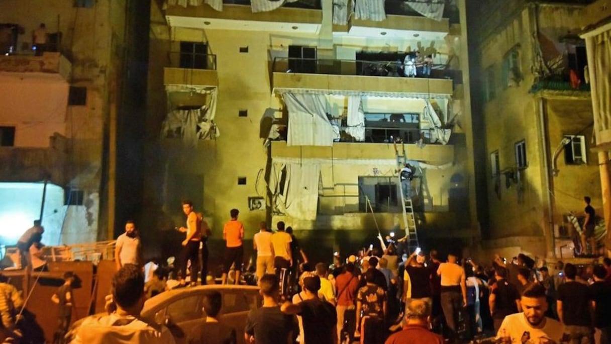 Les pompiers évacuent les habitants de leur appartement après l’explosion.
