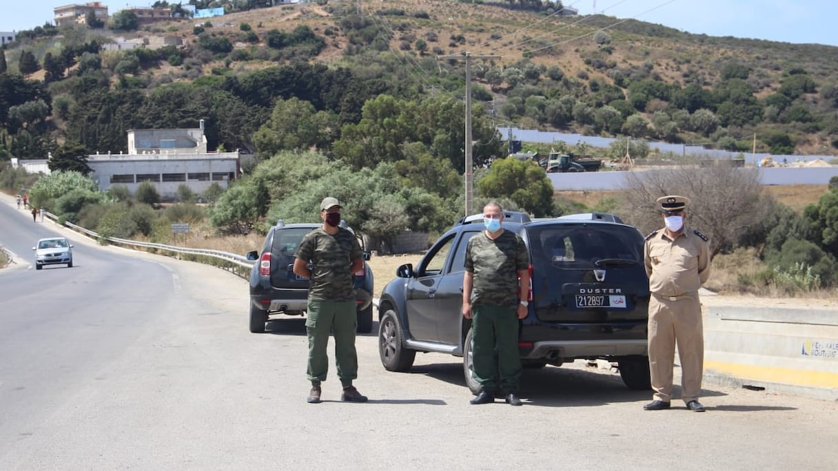 Les autorités deployées suite à la fermeture des plages dans la région de Fahs-Anjra, près de Tanger.
