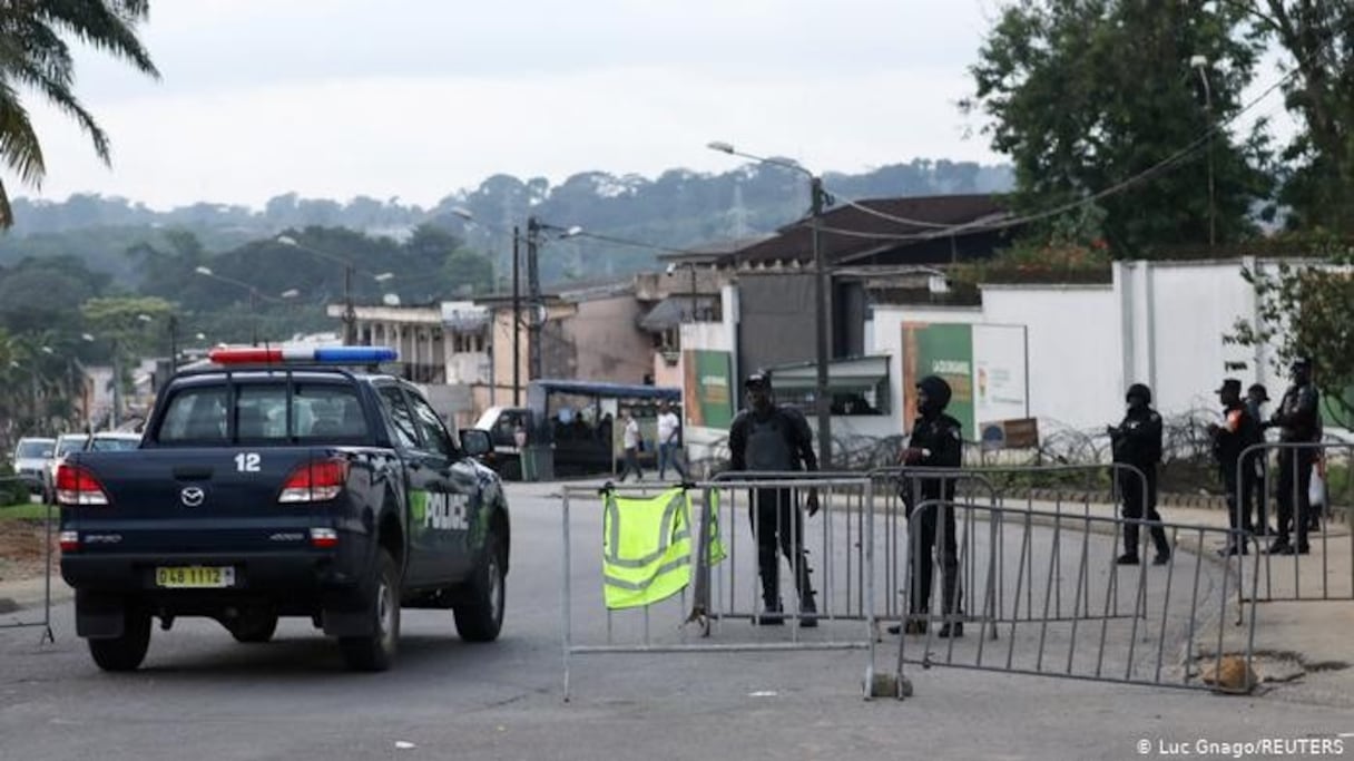 Les forces de sécurité surveillant les locaux de la Commission électorale indépendante. 
