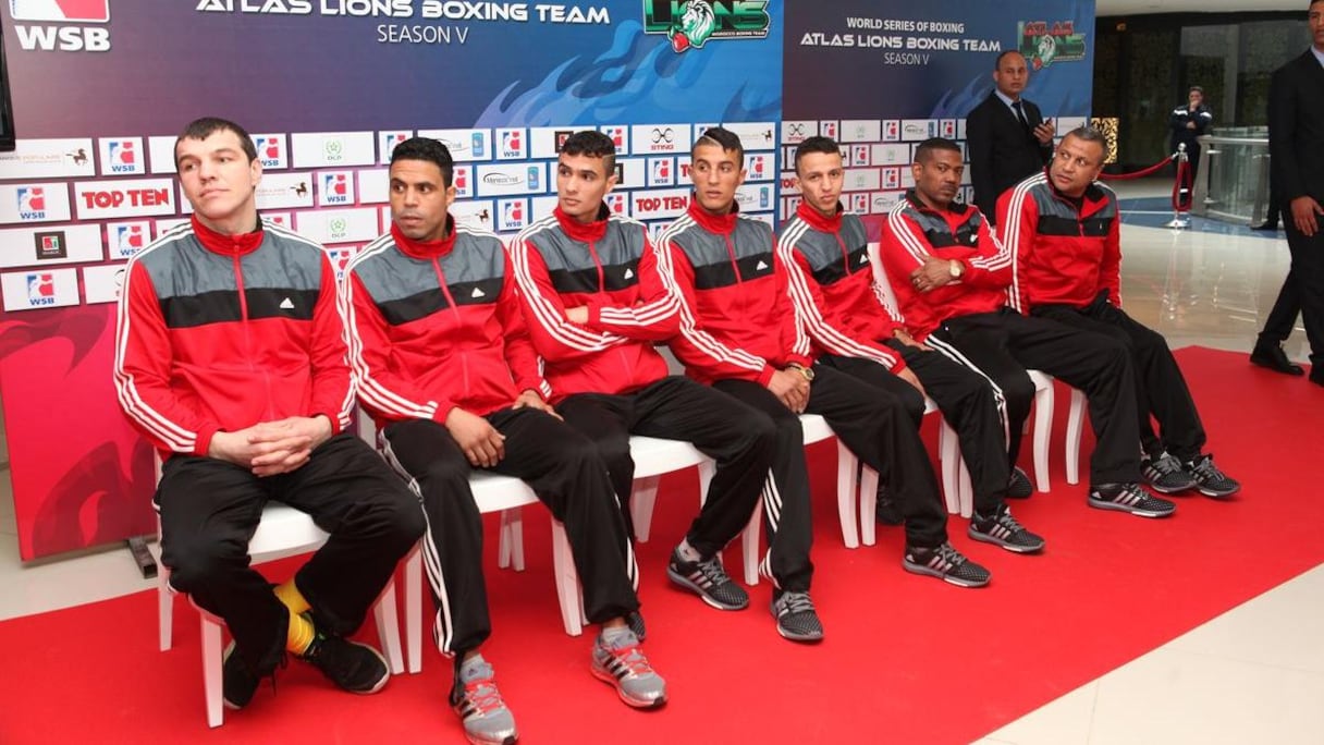 En attente de la pesée, les marocains observent leurs concurrents britanniques.
