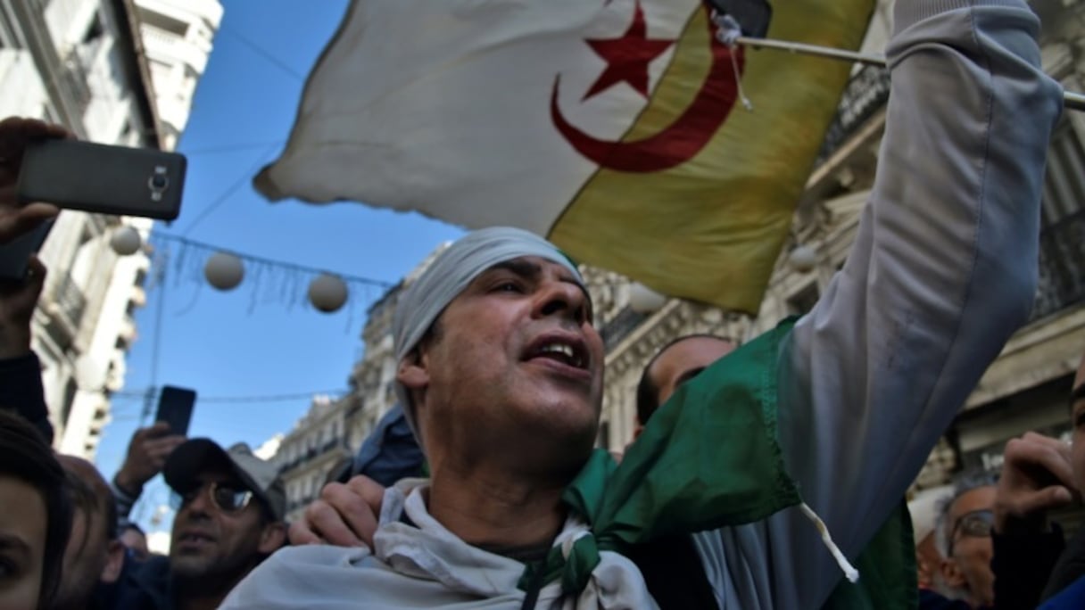 Des Algériens manifestent contre le gouvernement le 14 février 2020 à Alger.
