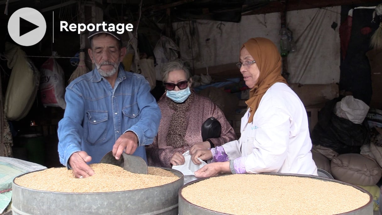 Au marché des céréales et des légumineuses à Derb Sultan.
