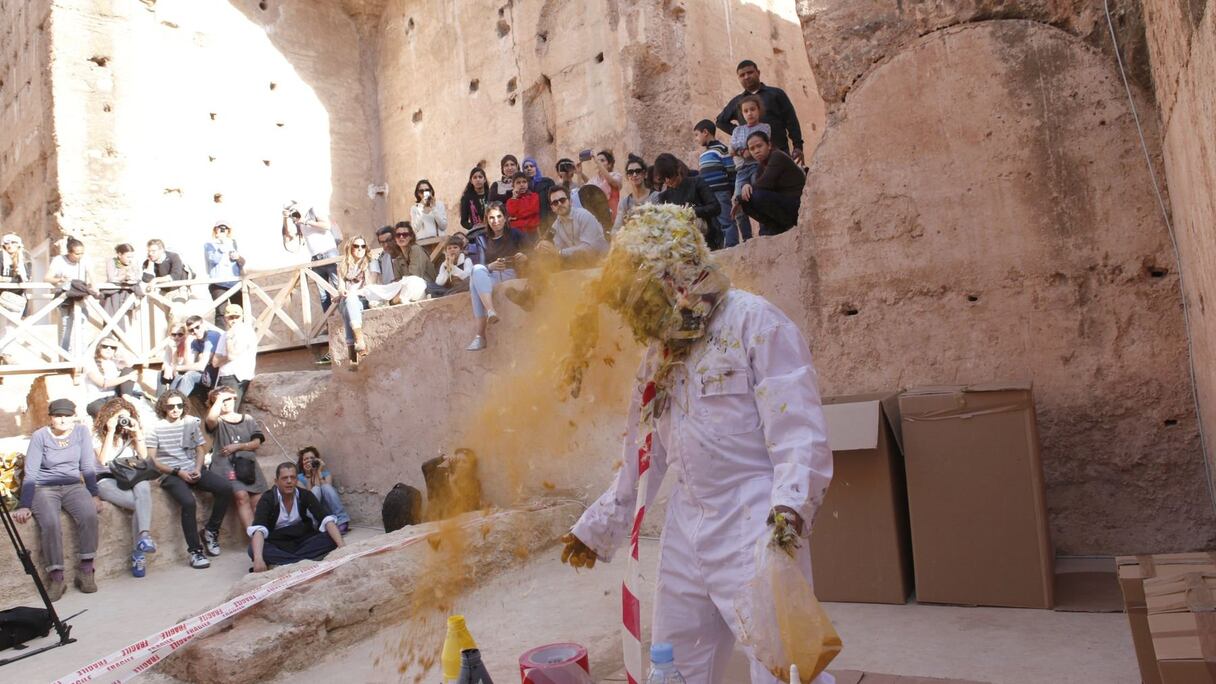 Des plumes sur lesquelles seront puvérisées des couleurs. 
