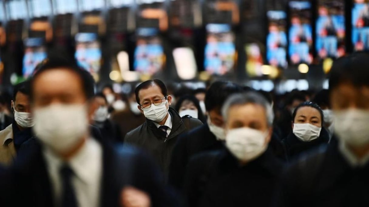 Port du masque sanitaire à Tokyo, en pleine recrudescence de la propagation du coronavirus. 
