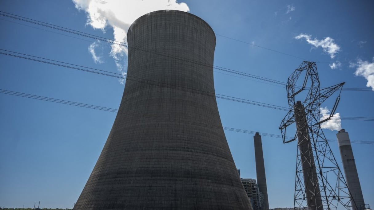 Centrale électrique James H. Miller à Adamsville, en Alabama, le 11 avril 2021. Ce site bénéficie du soutien de nombreux habitants en raison des emplois qu'il offre, malgré l'envoi d'environ autant de dioxyde de carbone réchauffant la planète que 3,7 millions de voitures. 
