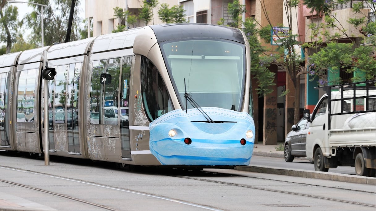 Cabine du conducteur et rames d'un tramway de Rabat-Salé-Témara.
