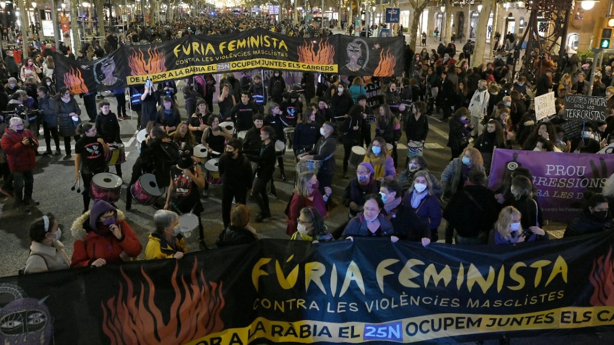 Des personnes défilent lors d'une manifestation marquant la Journée internationale pour l'élimination de la violence à l'égard des femmes, le 25 novembre 2021, à Barcelone.
