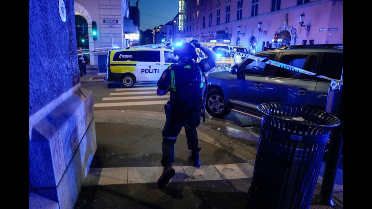 La police quadrille un quartier du centre-ville d'Oslo après qu'un suspect a ouvert le feu près d'un bar gay de la capitale norvégienne, le 25 juin 2022.
