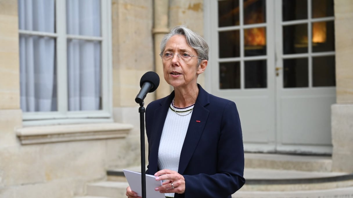 La Première ministre française Elisabeth Borne s'adresse aux journalistes après une réunion avec le gouvernement pour définir les feuilles de route des ministres à l'hôtel Matignon à Paris, le 27 mai 2022.
