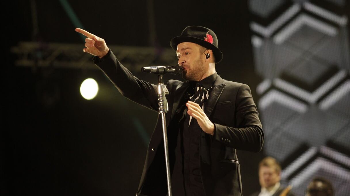 Des mélodies mondialement connues, des échanges avec le public qui chante en choeur avec lui et l'accompagne dans ses pas de danse, des chorégraphies parfaitement pensées et d'une beauté féline: un cocktail explosif qui a fait éclater le bonheur dans les âmes.  
