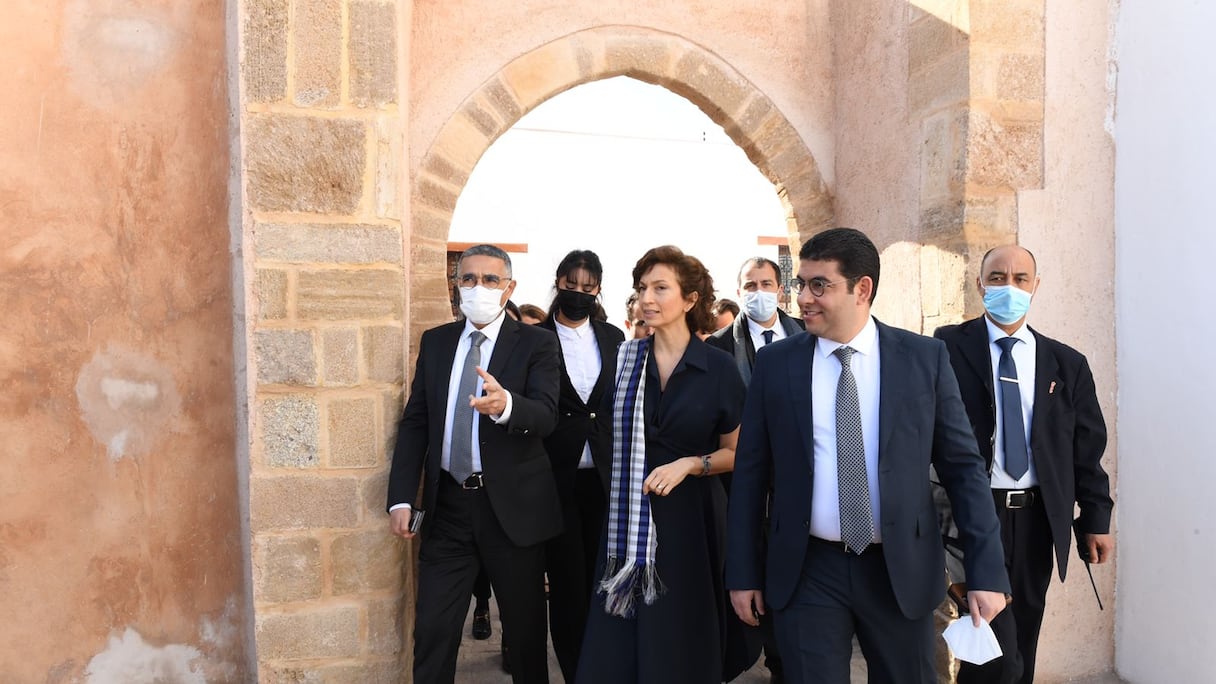 Audrey Azoulay, directrice de l'UNESCO, et Mehdi Bensaïd, ministre de la Culture, à la Kasbah des Oudayas dans le cadre du dixième anniversaire de l’inscription de «la ville de Rabat, capitale moderne et ville historique: un patrimoine en partage», vendredi 25 mars 2022.
