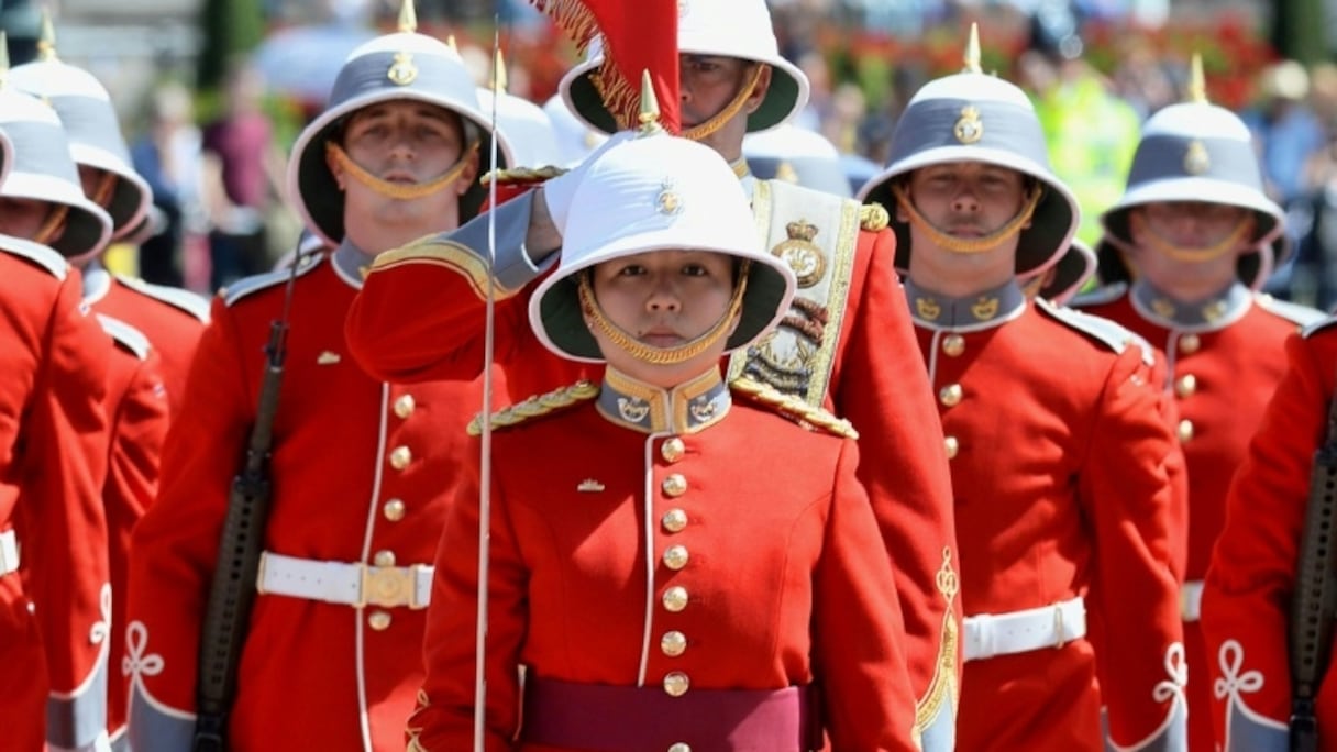 Le capitaine Megan Couto (C) du 2e bataillon de la garde de la reine Elizabeth II, chargée de protéger les palais de Buckingham et de St James à Londres, le 26 juin 2017.
