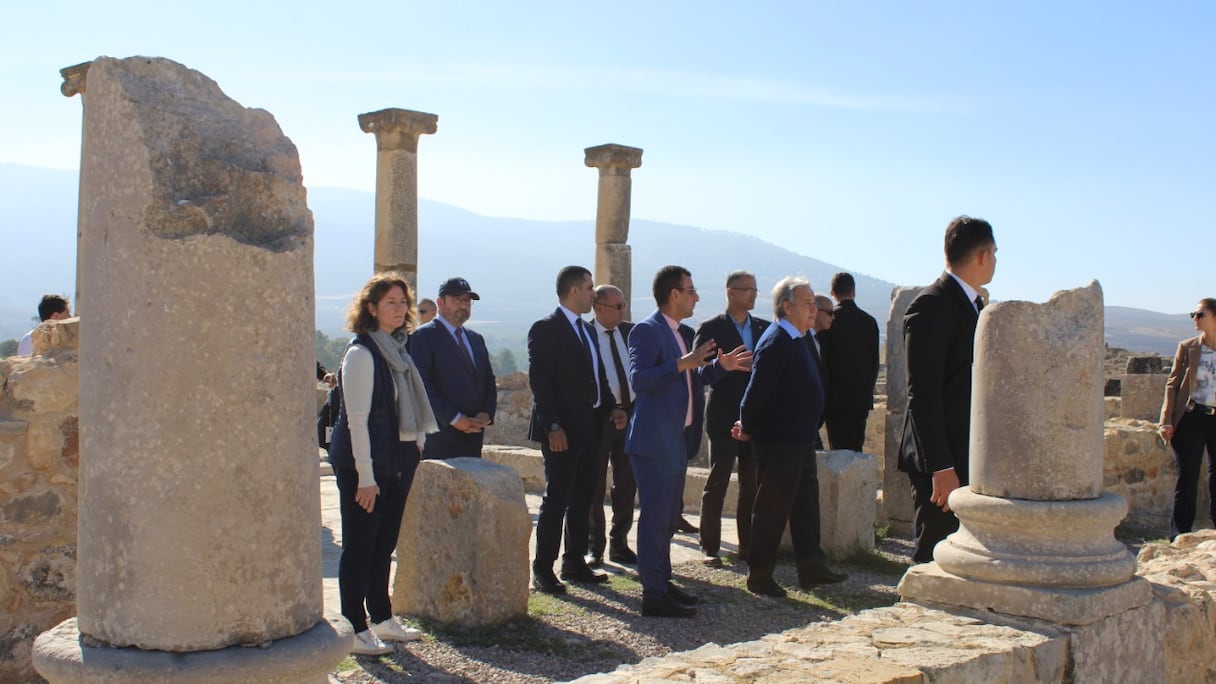 Le Secrétaire général de l'ONU, Antonio Guterres, lors de sa visite du site archéologique de Volubilis.
