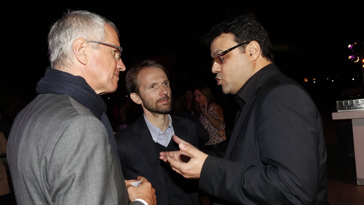 Le consul de France, le consul d'Espagne et José Kamal, pris dans une discussion passionnée. 
