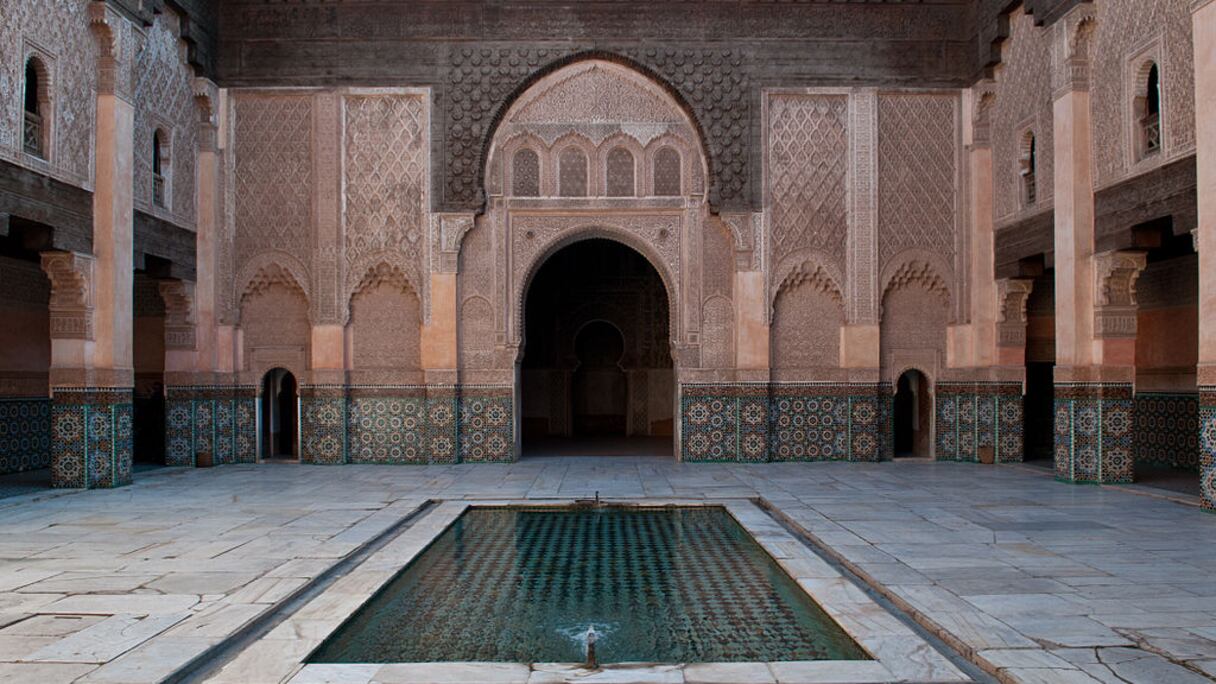 Médersa Ben Youssef, Marrakech. Agrandie par le sultan saadien Abdallah el-Ghalib, en 1564-65, son nom vient du sultan almoravide Ali Ben Youssef (1083 -1143), fils de Youssef Ibn Tachfine. Pendant quatre siècles, ses 132 chambres ont accueilli des étudiants en théologie et en diverses sciences.
