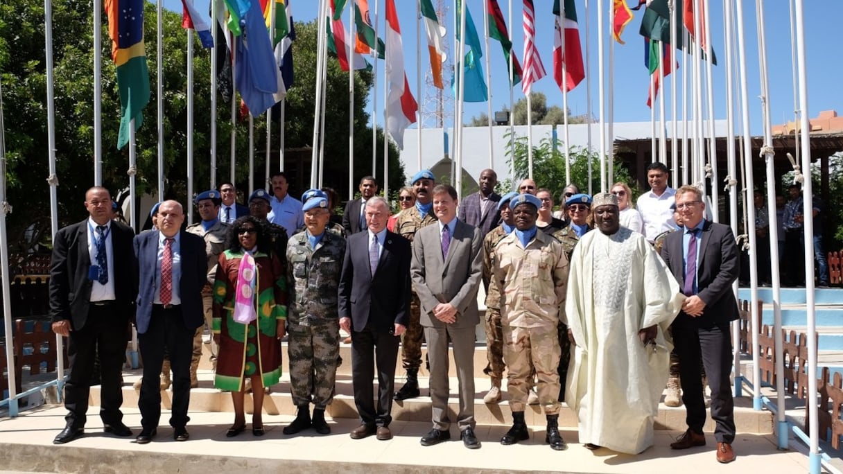 Photo de Horst Köhler avec le personnel de la Minurso, au siège de cette mission à Laâyoune.
