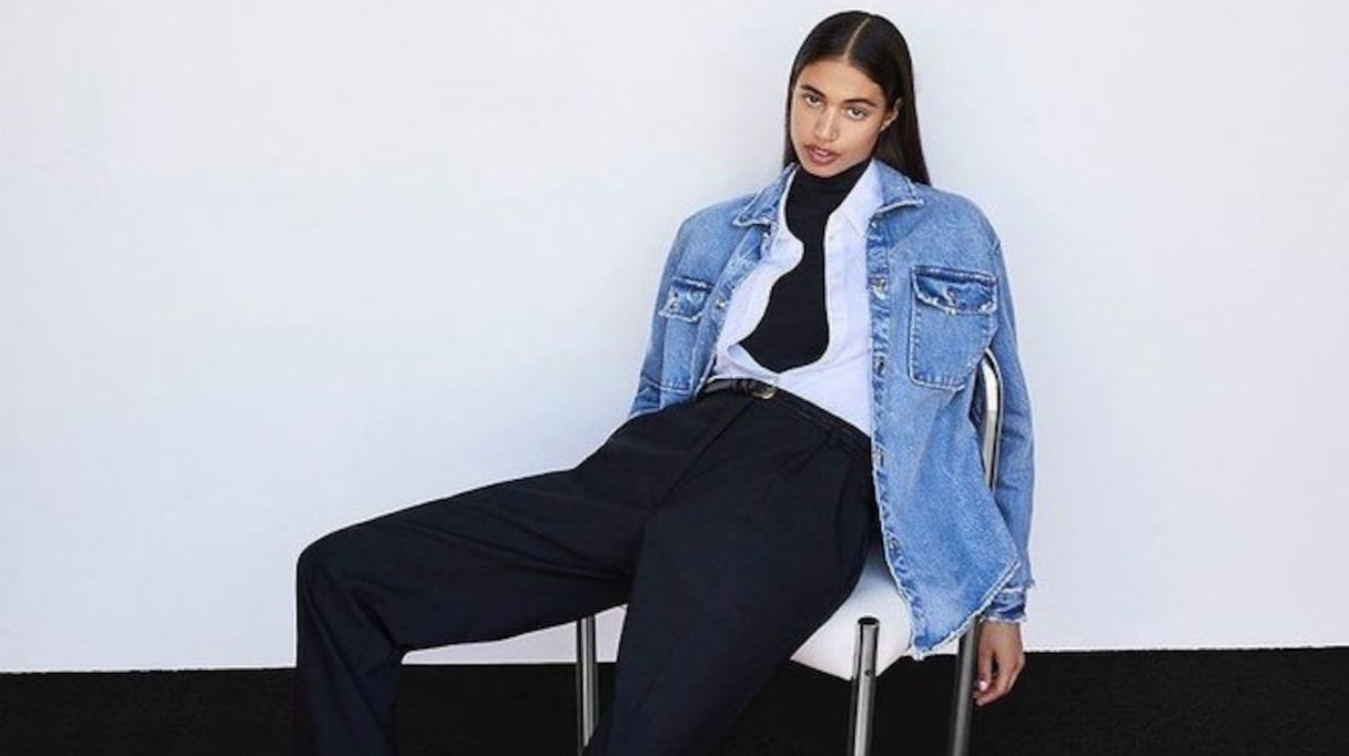 Malika El Maslouhi, lors d'un shooting pour la nouvelle campagne publicitaire de Frame Denim, pour l'automne-hiver 2021-2022