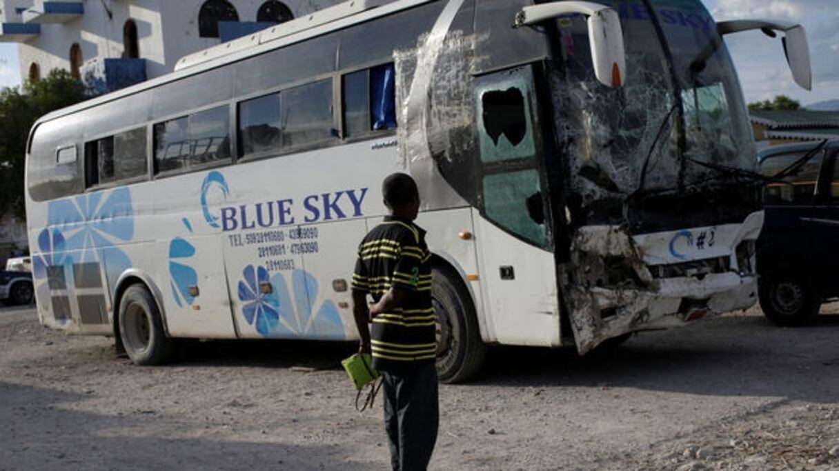 La police est intervenue pour empêcher la population de mettre le feu au bus. 
