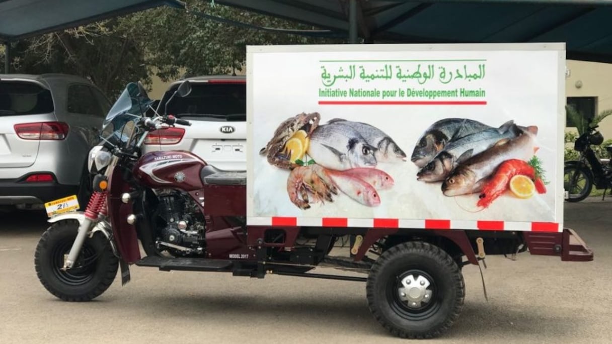 Un triporteur INDH dédié à la vente de poisson frais.
