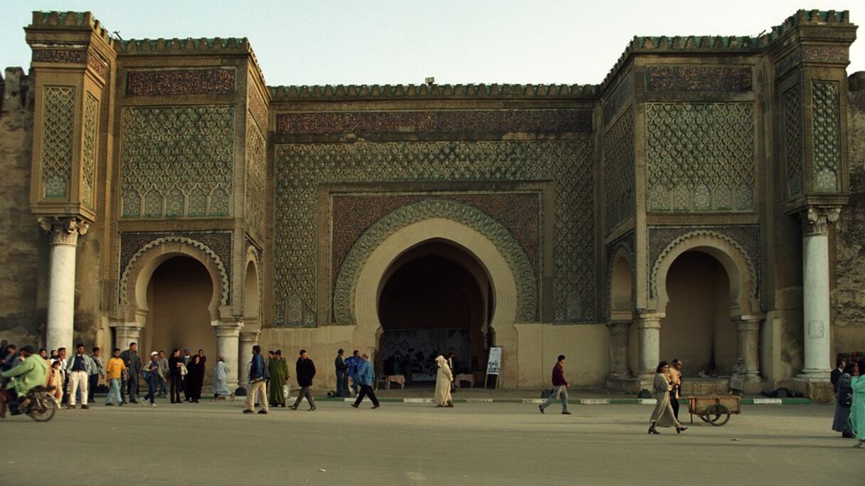 Bab El Mansour, porte de la ville de Meknès, est située en face de la place Lahdim. Sa construction a été achevée en 1732 par le sultan Moulay Abdallah, fils du sultan Moulay Ismaïl. 
